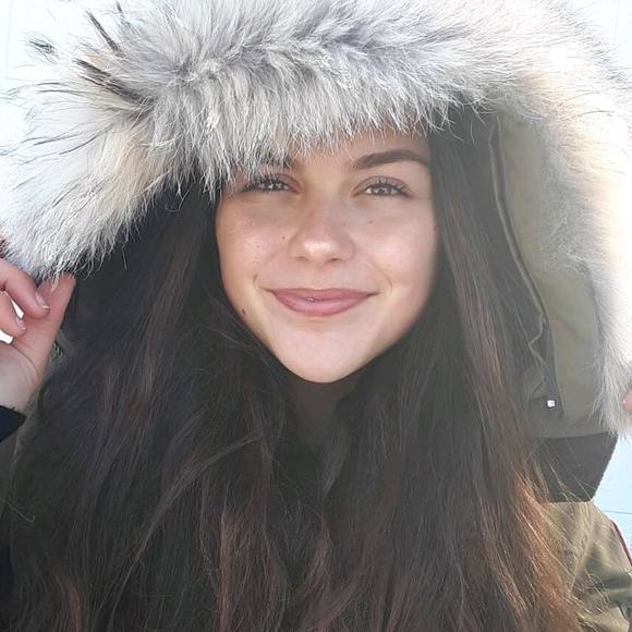 Meet your Posher, Élizabeth - Picture 1 of 1